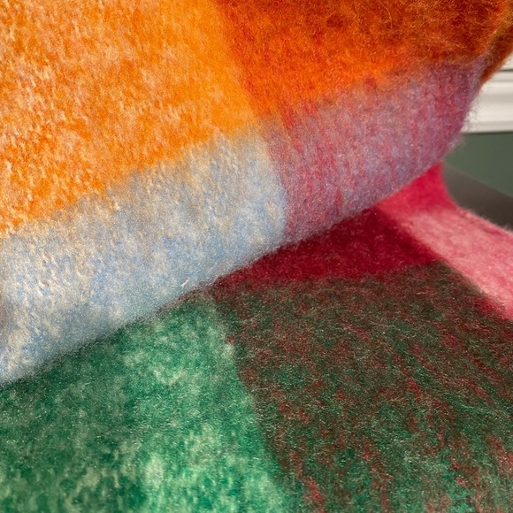 Long and wide colourful plaid scarf - Picture 3 of 7